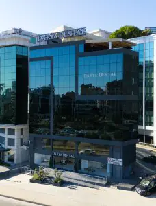 واجهة زجاجية حديثة لعيادة داريا دينتال في اسطنبول، تركيا