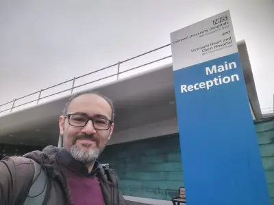 مدخل الاستقبال الرئيسي في مستشفى ليفربول الجامعي NHS، واجهة حديثة