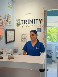 مكتب استقبال في عيادة Trinity Stem Cells مع موظف يرتدي زي طبي