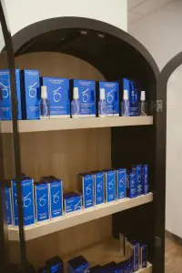 عرض منتجات العناية بالبشرة في عيادة EmmRey Medical Aesthetics