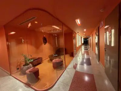 منطقة انتظار حديثة وممر في Safe Urology Clinic بتصميم داخلي أنيق