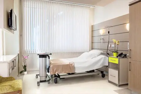 Habitación de paciente en Erdem Hospital con cama moderna y equipo médico