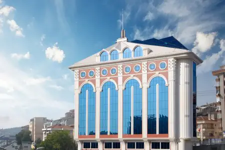 Edificio de la clínica Erdem Hospital con fachada de vidrio moderno en Estambul