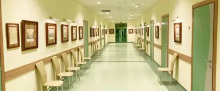 منطقة انتظار في ممر عيادة أوبيريج يونيفرسال، كييف، مع كراسي ولوحات مؤطرة