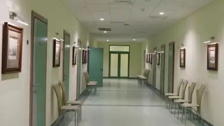 منطقة انتظار المرضى في عيادة أوبيريج، كييف، كراسي حديثة ولوحات فنية