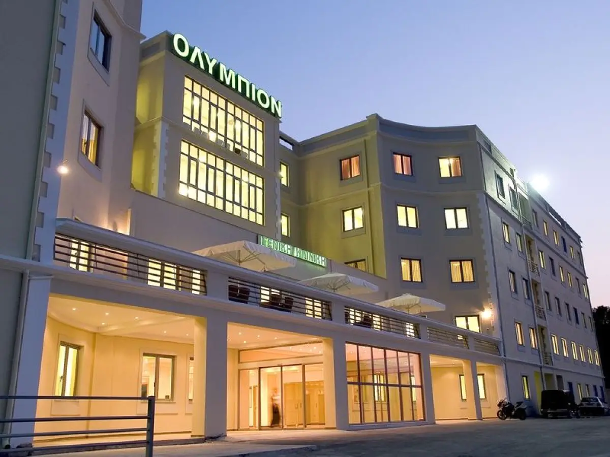 واجهة عيادة Advanced Orthopaedic Surgery في باتراس، اليونان، منشأة طبية حديثة