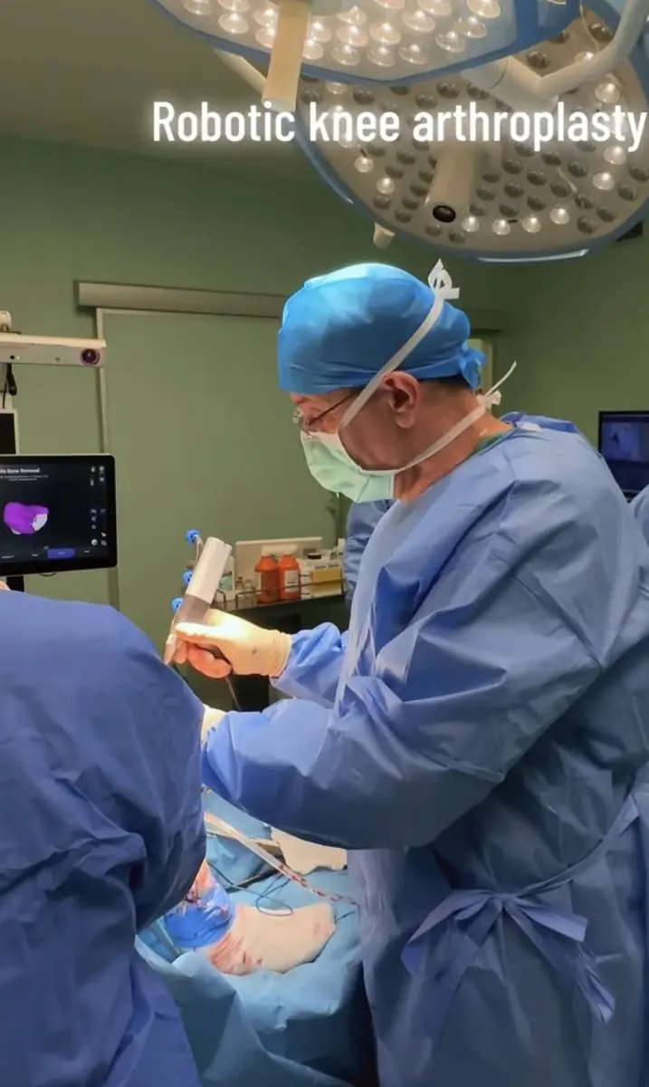استبدال الركبة الروبوتي في غرفة العمليات في Advanced Orthopaedic Surgery Patras