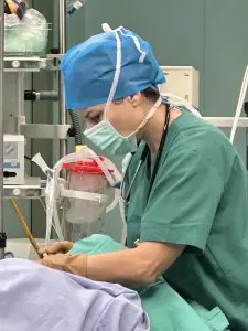Cirujano realizando operación en Advanced Orthopaedic Surgery, Patras, Grecia