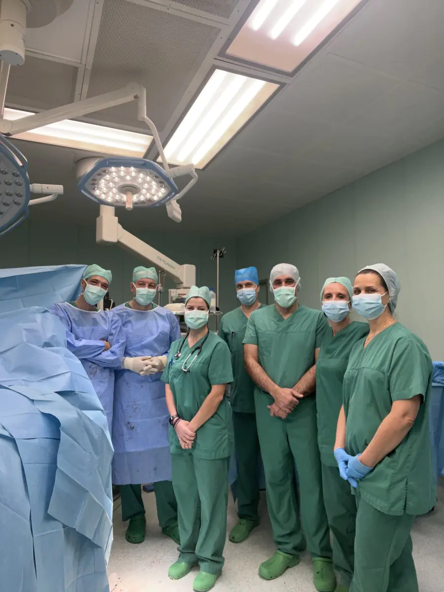 فريق جراحي في غرفة العمليات في Advanced Orthopaedic Surgery، باتراس، اليونان