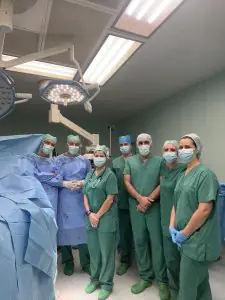 Equipo quirúrgico en quirófano de Advanced Orthopaedic Surgery, Patras, Grecia