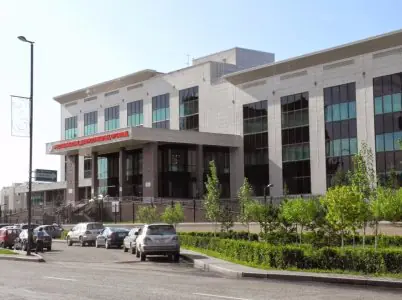 Fachada moderna de la clínica University Medical Center Heart Center en Kazajistán