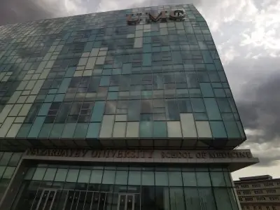 Fachada de la clínica UMC Heart Center en la Universidad Nazarbayev, edificio moderno de vidrio