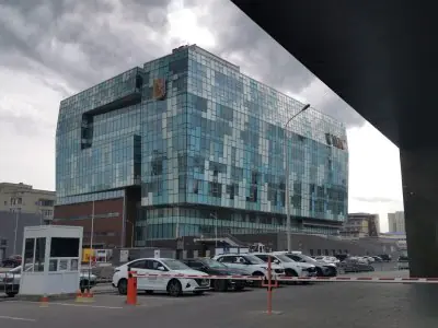 Fachada moderna de vidrio del University Medical Center UMC con estacionamiento
