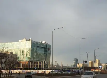 Fachada moderna de vidrio del University Medical Center Heart Center en Astaná, Kazajistán