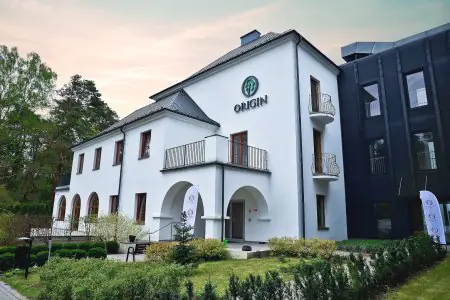 مبنى مركز Origin لإعادة التأهيل في بولندا محاط بالمساحات الخضراء