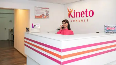 مكتب استقبال في عيادة Kineto Consult Medical مع موظف استقبال