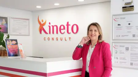 منطقة الاستقبال في عيادة Kineto Consult Medical مع موظفة وديكور حديث