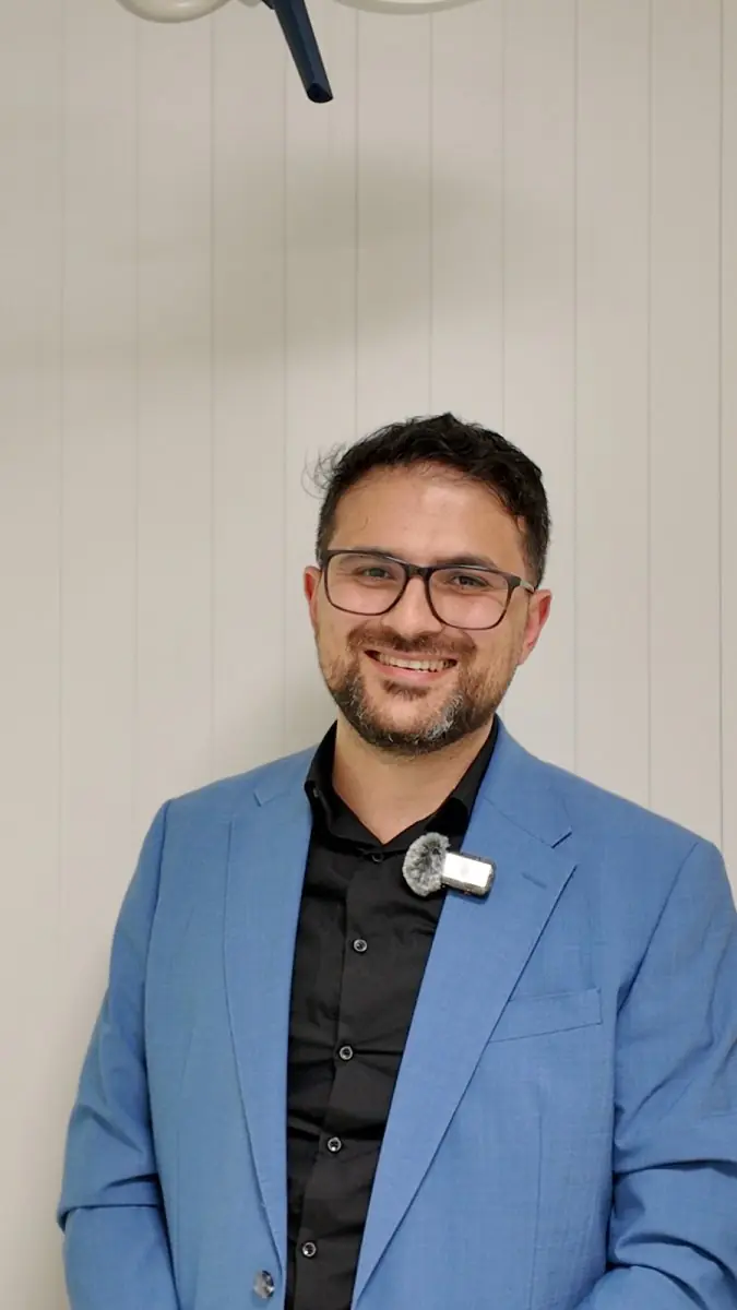 طبيب في غرفة الاستشارة في AZ Jan Portaels Vilvoorde، بلجيكا