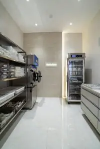 غرفة تعقيم مع معدات طبية في مركز Umaima الطبي