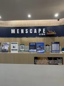 مكتب استقبال في عيادة Menscape مع عروض معلومات وديكور حديث
