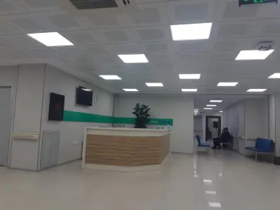 منطقة الاستقبال في مستشفى ويست بمقاعد حديثة وإضاءة ساطعة