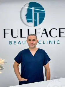 طبيب في منطقة استقبال عيادة FullFace Beauty Clinic