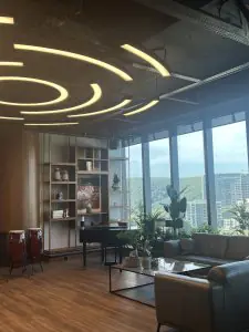 منطقة انتظار حديثة في Aqua Dental Clinic بإطلالة على المدينة ومقاعد مريحة