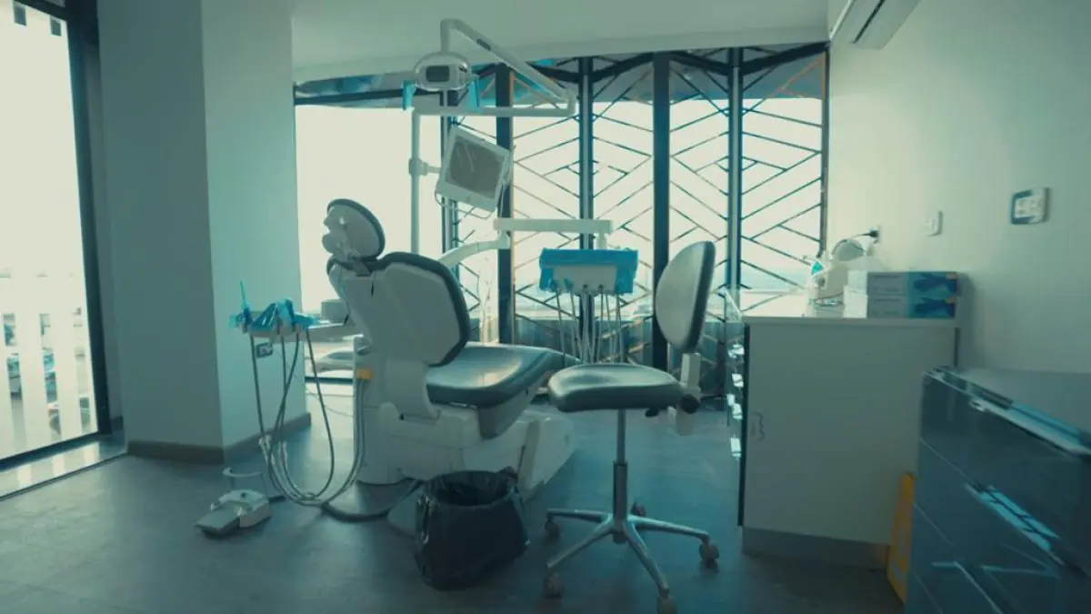 Стоматологічний кабінет із сучасним обладнанням у Dr. Nour Center for Cosmetic Dentistry
