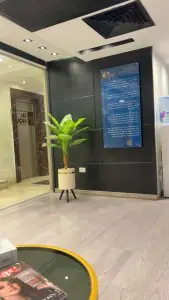 منطقة الانتظار في مركز د. نور لطب وتجميل وزراعة الأسنان بديكور عصري