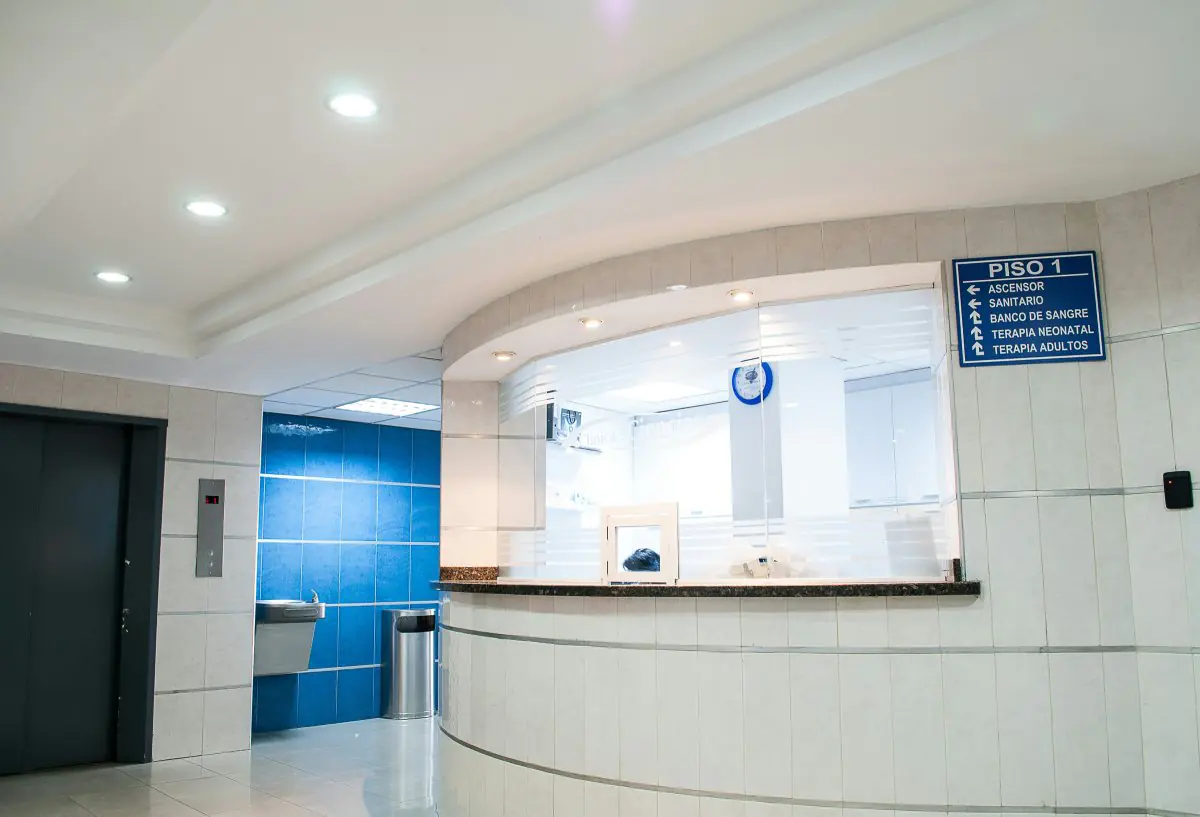 Mostrador de recepción en Urologica Clinic con interior moderno de azulejos