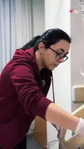 طاقم طبي يحضر غرفة المريض في عيادة Op. Dr. Gülsüm Barutcu، تركيا