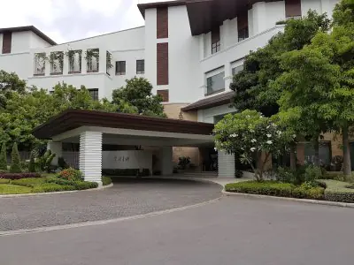 الواجهة الخارجية لمركز TRIA Medical Wellness مع مدخل منسق وعمارة حديثة