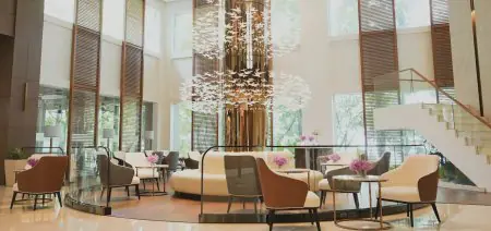 ردهة استقبال حديثة في مركز TRIA Medical Wellness Center بمقاعد أنيقة