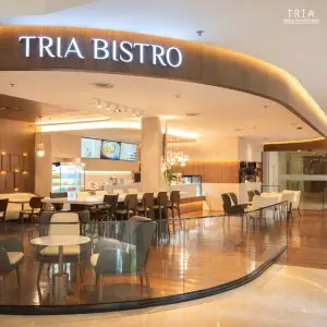 بيسترو مركز TRIA Medical Wellness مع منطقة طعام حديثة ومقاعد