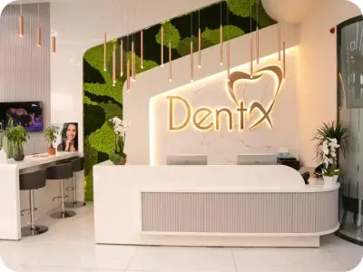 منطقة الاستقبال في عيادة DentX بديكور عصري وهوية طب الأسنان