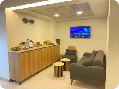 صالة انتظار المرضى في Booking Surgery by Global Health Services مع وجبات خفيفة وتلفزيون