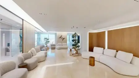 Sala de espera moderna en la clínica Denti al Volo con asientos cómodos y decoración natural