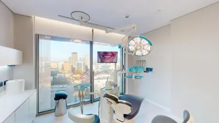 Sala de tratamiento dental moderna con vista a la ciudad en Denti al Volo