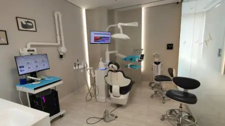 Sala de tratamiento dental moderna con equipo avanzado en la clínica Denti al Volo