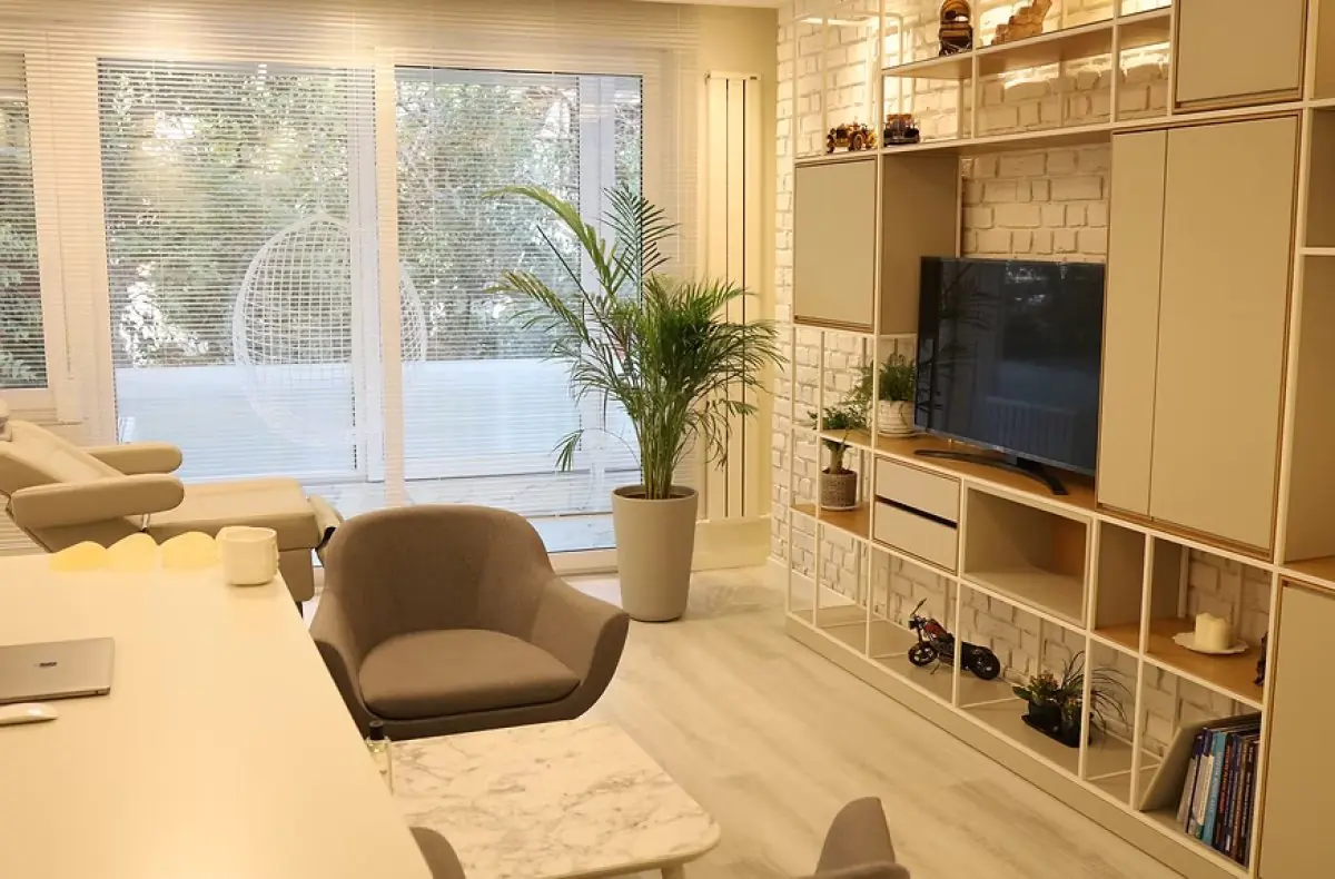 Sala de espera moderna en la clínica Op. Dr. Mehmet Haşim Güner con TV y asientos cómodos