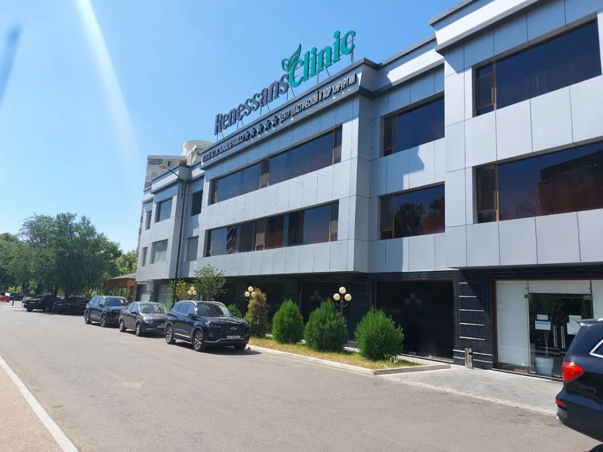 Сучасний фасад Renaissance Clinic з великими вікнами та паркуванням