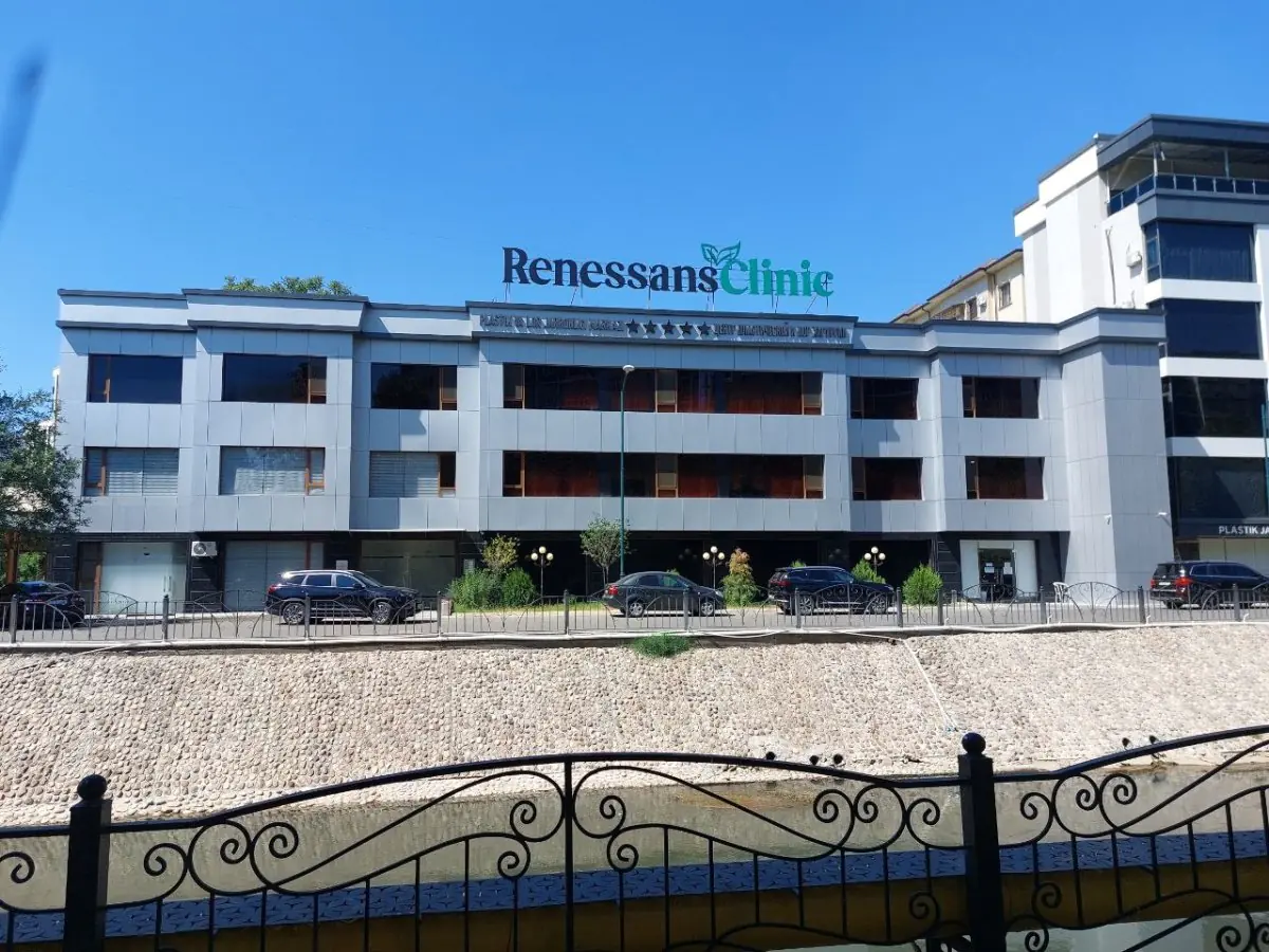 Сучасна будівля клініки Renaissance Clinic з великими вікнами