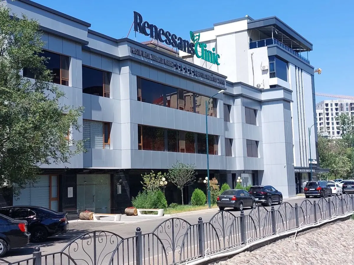 Сучасна будівля клініки Renaissance Clinic у центрі міста