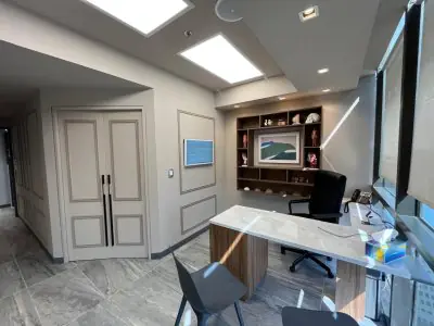 Consultorio médico en Zafir Medical Center con mobiliario moderno