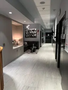 Área de espera moderna y pasillo en Zafir Medical Center con asientos cómodos