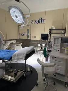 Quirófano moderno con equipo avanzado en Zafir Medical Center