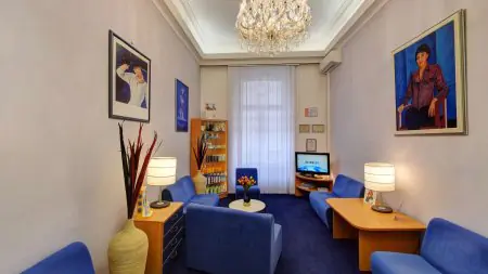 Sala de espera en Klinika Laser Esthetic con sillones azules y decoración moderna