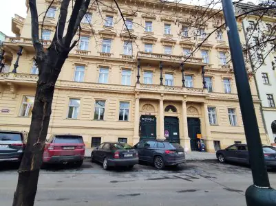 Fachada de la clínica Klinika Laser Esthetic, edificio histórico en Praga, República Checa