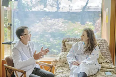 Médico consultando a paciente en habitación privada en Myongji Hospital, Corea del Sur