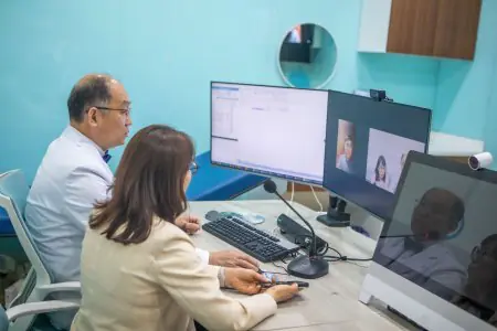 Sala de telemedicina en Myongji Hospital con médicos en videoconferencia